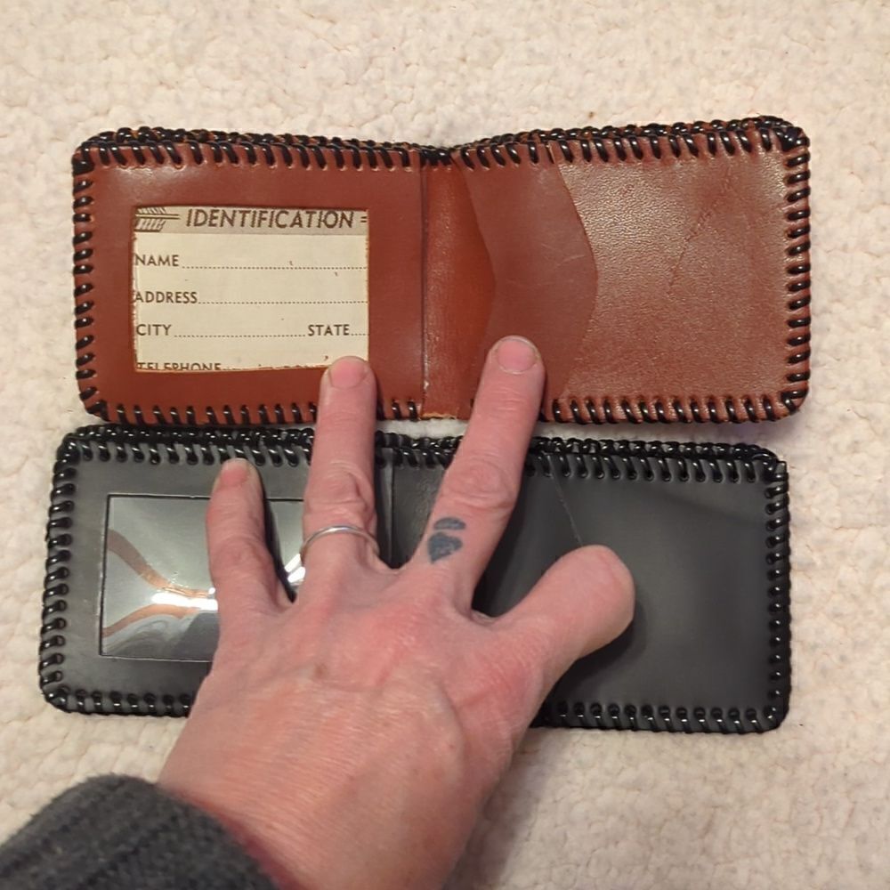 Handmade Leather Bi-fold Men's Wallets - Picture 4 of 6